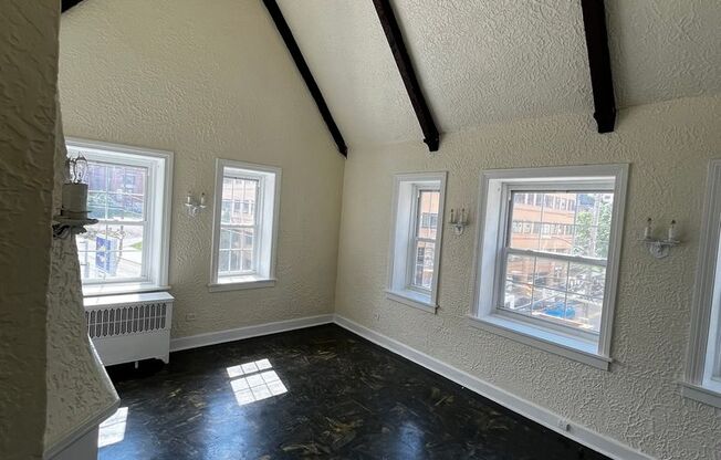 1 bed, 1 bath, 610 sqft, $1,385, Unit Bayard Manor 304