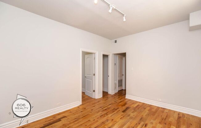Beautiful spacious apartment in Humboldt Park!