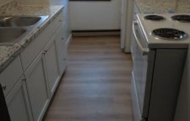 3 beds, 1 bath, $1,700, Unit 702-3