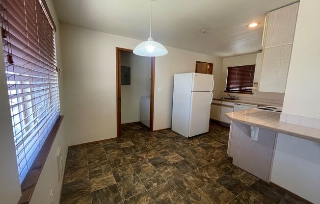 2 beds, 1 bath, 950 sqft, $1,495, Unit A