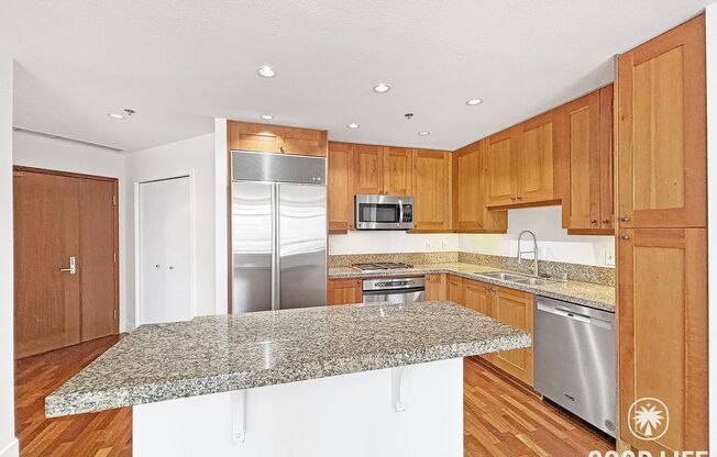 Sophisticated 1BD/2BA Condo in Marina District with City & Bay Views, Office & Resort-Style Amenities