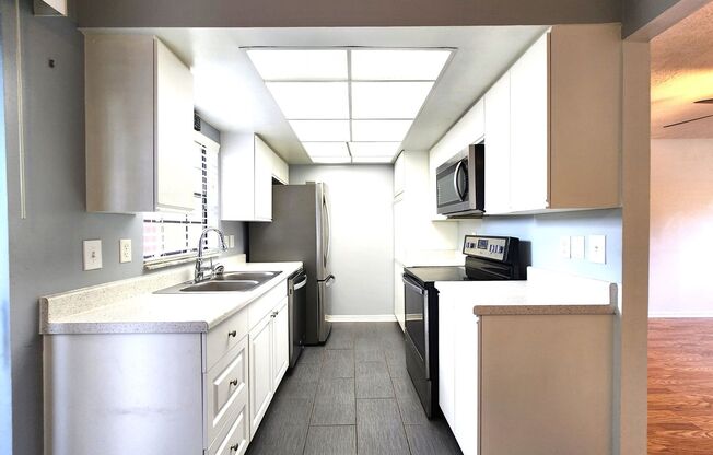 2-story townhome - Private Patio - Pool - Water Included