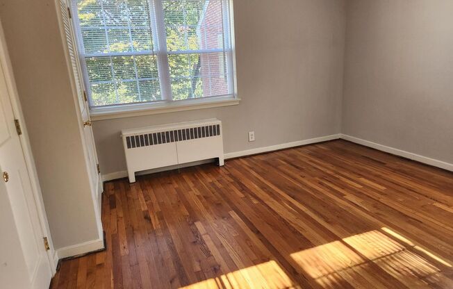2 beds, 1 bath, 897 sqft, $2,335, Unit F-14
