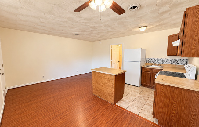 1 bed, 1 bath, 530 sqft, $950, Unit Skyway Unit 8 > SAK
