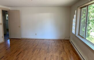 2 beds, 1 bath, $1,395, Unit 196 N Jefferson St.