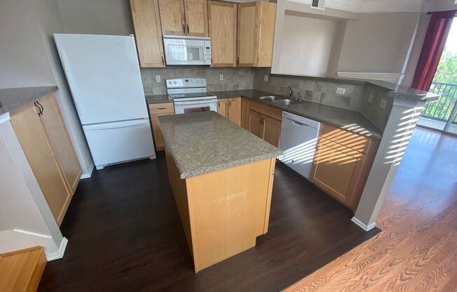 Lovely 3 BED/2 Bath End Unit Condo - Available Early March!