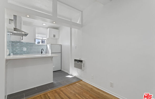 Studio, 1 bath, 350 sqft, $1,650, Unit 12