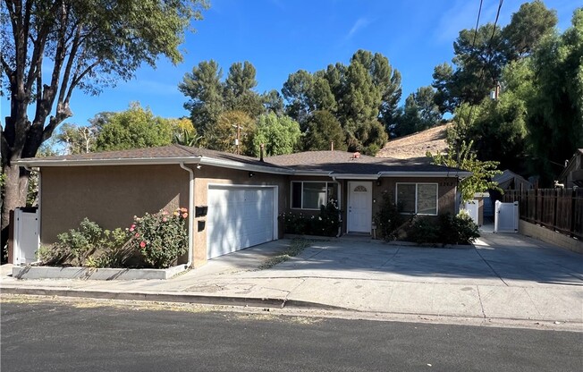 4 beds, 2 baths, 1,400 sqft, $4,500