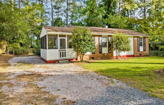 3 Bedroom Ranch near Duke Raleigh Hospital, Fenced-in Yard, Pet Friendly!