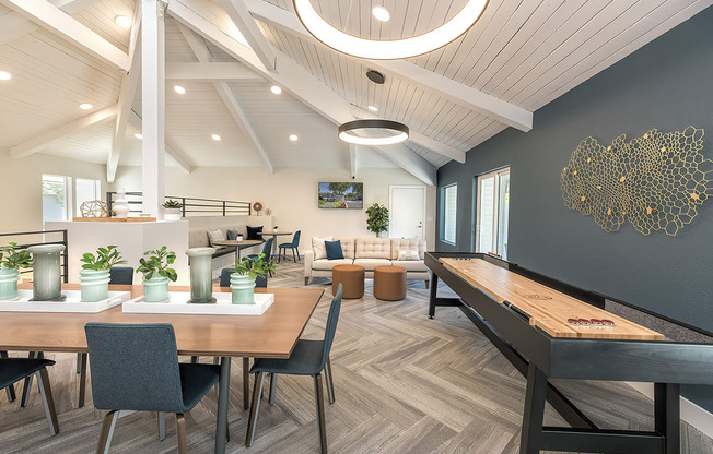 Resident Lounge with seating l Vue at the Lake in Sacramento