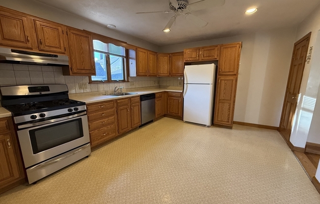 2 beds, 1.5 baths, $2,600, Unit 0