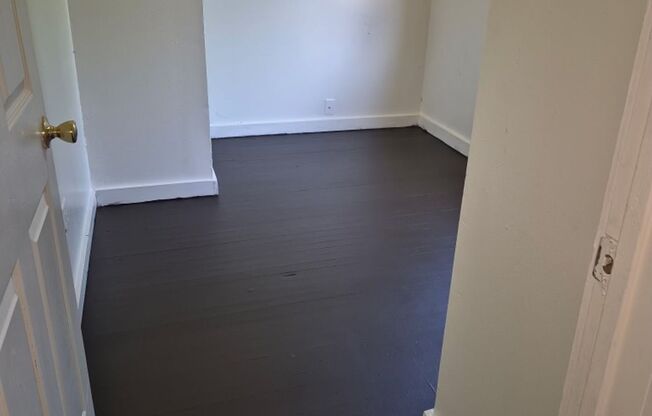 Spacious 4-Bedroom Upper Duplex with Yard