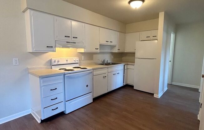 2 beds, 1 bath, 800 sqft, $945, Unit Apt. 4