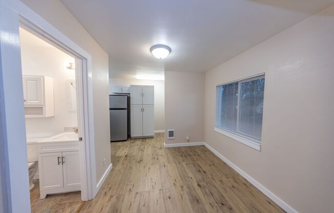 One bedroom duplex unit in Camas. - 2 blocks south of Crown Park