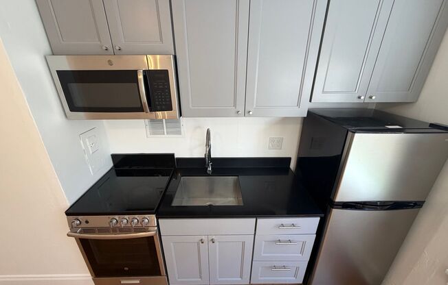 Studio, 1 bath, 320 sqft, $1,129, Unit 14