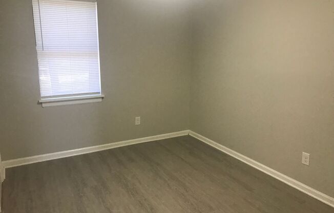 2 beds, 1 bath, $850, Unit 105 Chalet North Ct