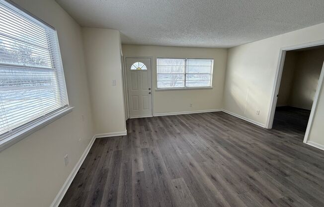 2 beds, 1 bath, 775 sqft, $790, Unit 420-22 Tefft-422 Tefft