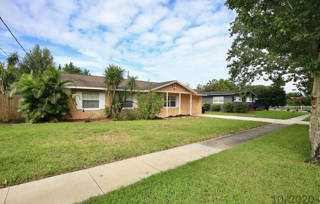 Beautiful 3/2 Spacious Pool Home with a Fenced Backyard and 1 Car Garage in Lake Marsha - Orlando!