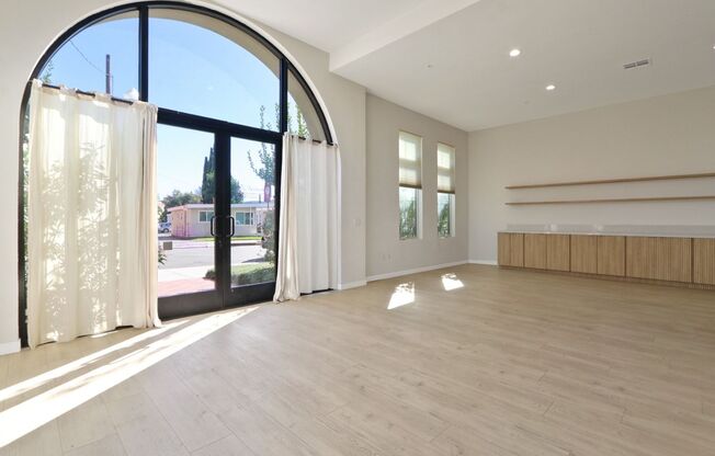 1 bed, 2 baths, 748 sqft, $5,100, Unit #101