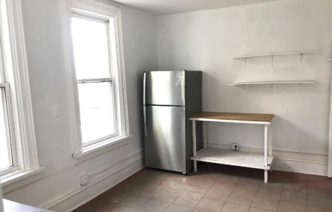 1325 W 18 ST