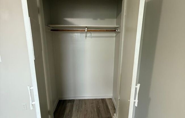 2 beds, 1 bath, 800 sqft, $1,300, Unit 423