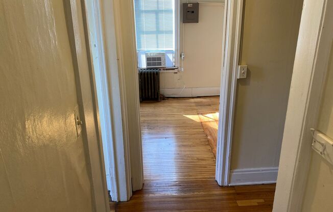 1 bed, 1 bath, $575, Unit 1117 H St - B4