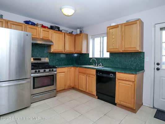 72 LYCEUM CT