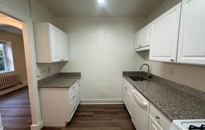 1 bed, 1 bath, 708 sqft, $1,330, Unit King Edward Annex 18