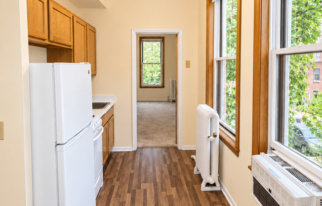 2 beds, 1 bath, $1,450, Unit 320A