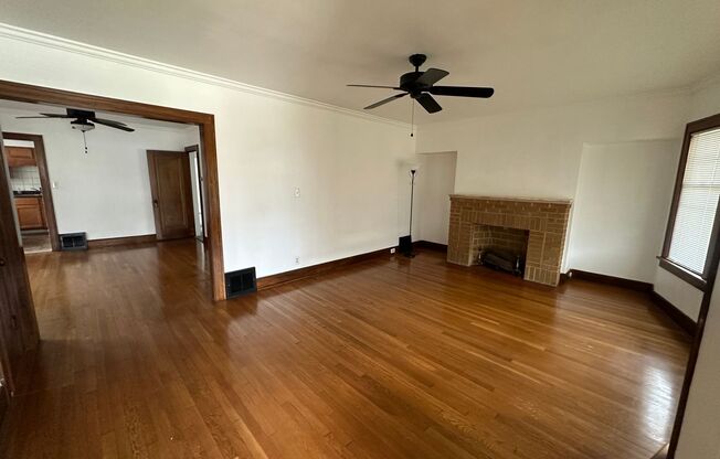 2 beds, 1 bath, 1,100 sqft, $1,300