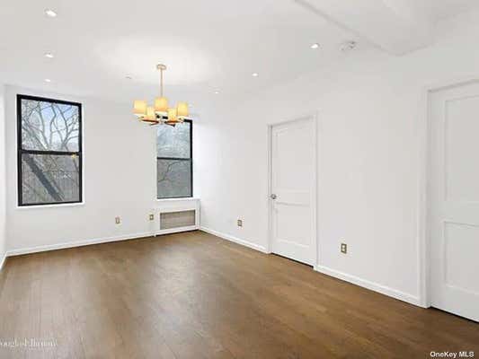 250 MANHATTAN AVE