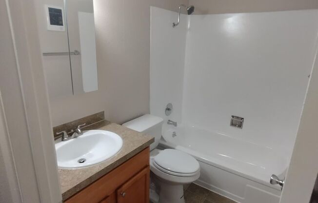 1 bed, 1 bath, 677 sqft, $1,400, Unit 033