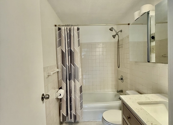 1 bed, 1 bath, 999 sqft, $1,900, Unit 4L