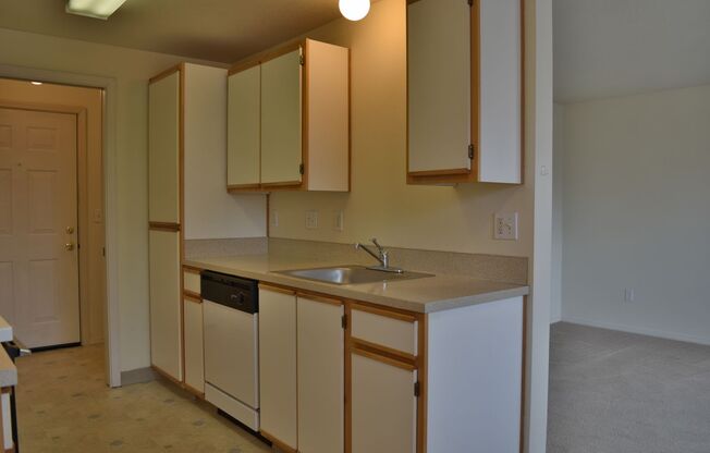 2 beds, 1 bath, 831 sqft, $1,395, Unit Gray 305