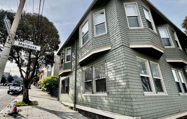 Come live in this Potrero Hill | 2BD/1BA | Hardwood Floors | On-Site Laundry | Storage | Unbeatable Location