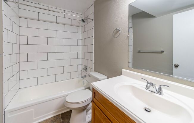 2 beds, 1 bath, 812 sqft, $925, Unit L-6