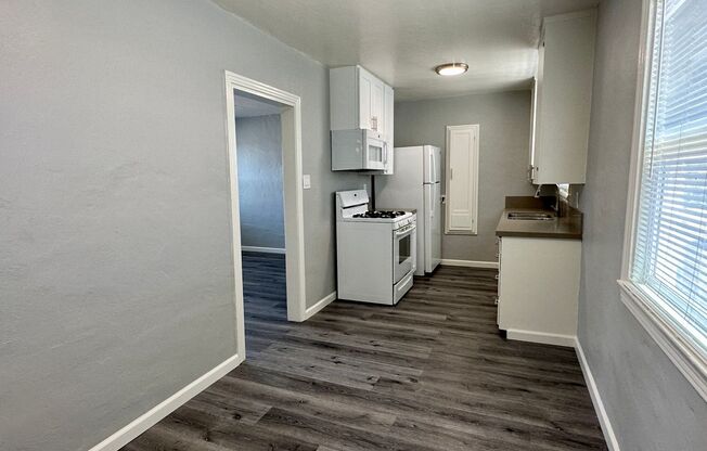 2 beds, 1 bath, 800 sqft, $2,095, Unit J