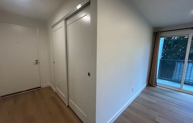 Beautiful 2 Bedroom, 2 Bathroom Condo in North Seattle - Available Now!