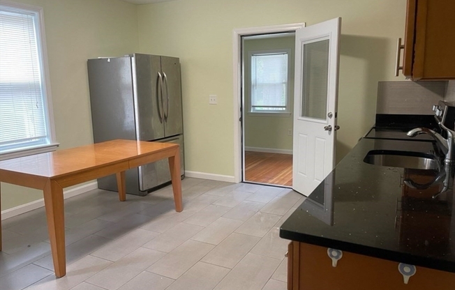 2 beds, 1 bath, 800 sqft, $2,200, Unit 0