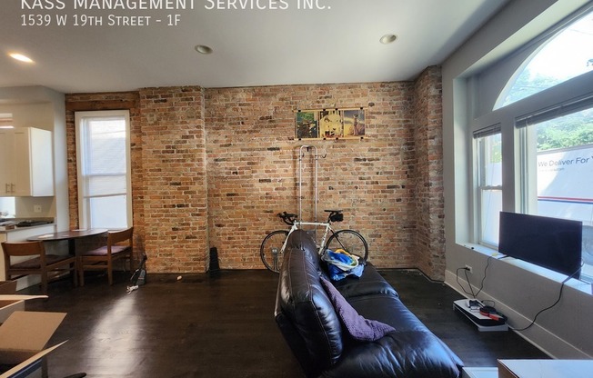 1539 W 19 ST
