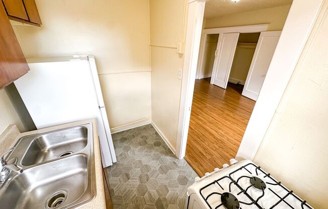 Studio, 1 bath, 280 sqft, $1,350, Unit 306