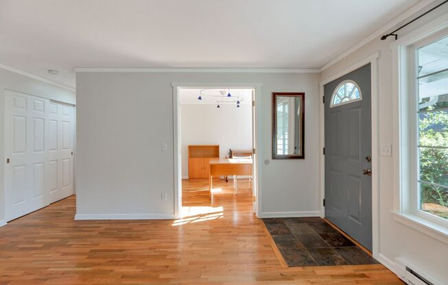 Great Redmond House Available NOW!
