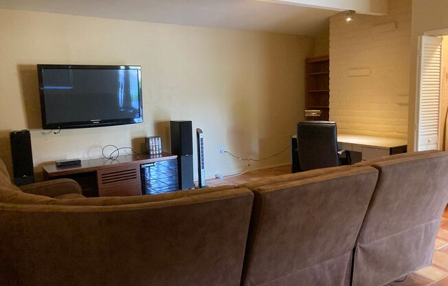 Pool & Mountain Views!