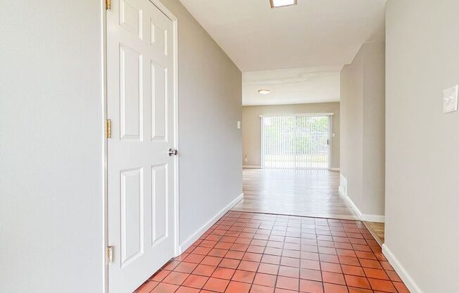 Santa Ana - Gorgeous Interior Remodel 4 bed 2 bath House - Central Air - 2 Car Garage!
