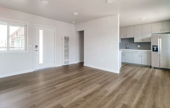 2 beds, 1 bath, $2,795, Unit A