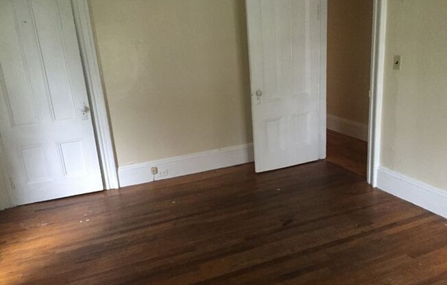 3 beds, 1 bath, $1,905, Unit A