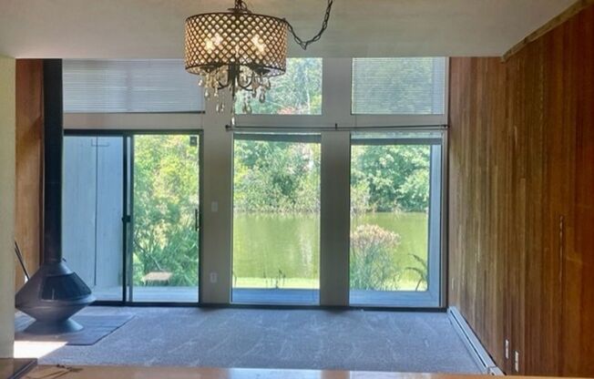 MOVE IN SPECIAL!! Lakefront Living in sought 60/01 complex