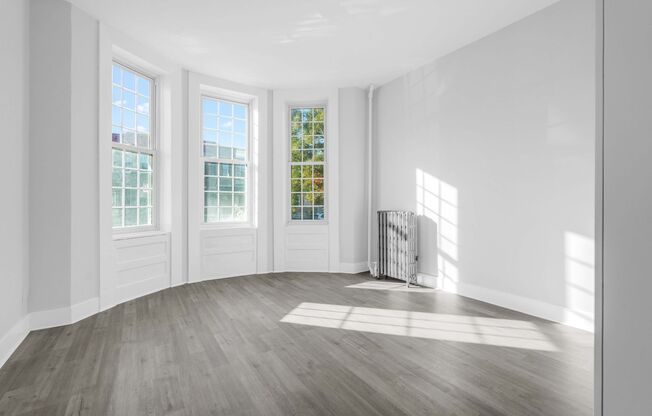 Spacious and Bright Renovated Parlour 2 BR/1BA with  Exclusive Backyard Access