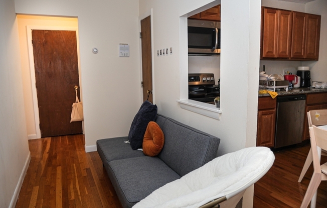 3 beds, 1 bath, 850 sqft, $3,900, Unit 11