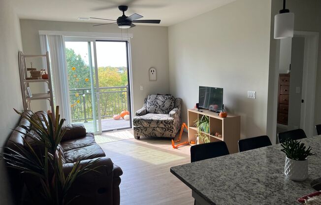 3 beds, 2 baths, 1,006 sqft, $1,800, Unit 500-308